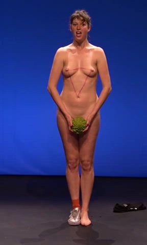 Manon Kneusé strips fully nude in "Plus grand que moi, solo anatomique"