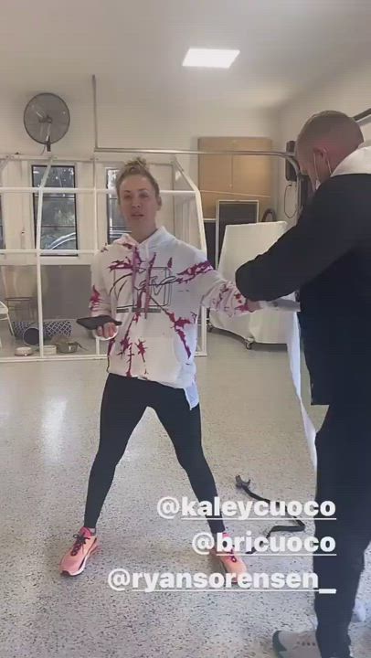 Celebrity Kaley Cuoco Spandex clip