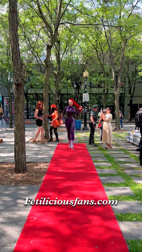 Red carpet at the park in Montreal 😅💜 All that time I was secretly wearing