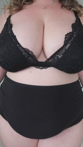 Do you like the way my big boobs bounce?