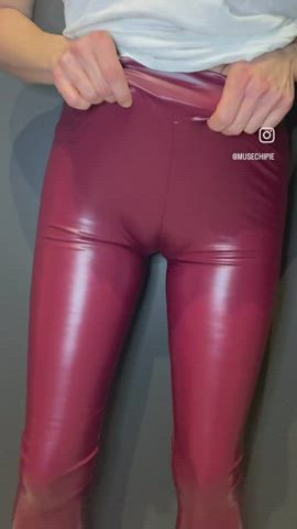I love my cameltoe in my red leather leggings