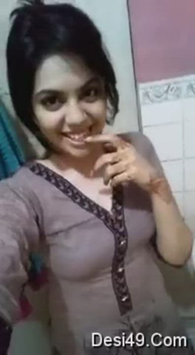DESI SEXY GIRL TEASING HER SENIOR IN COLLEGE WASHROOM 👅 LINK IN COMENTS