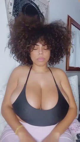 busty huge tits jiggling clip