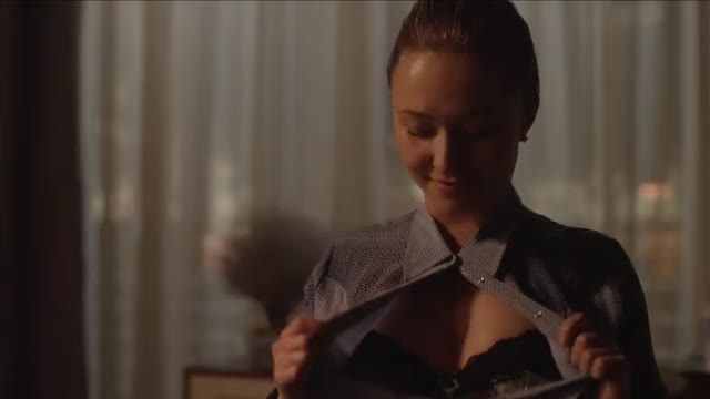Hayden Panettiere cleavage