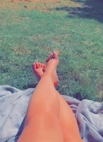 🌞 Such a nice day to be barefoot 😍
