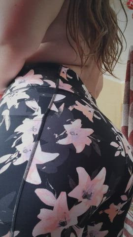 ass big ass booty curvy girls-in-yoga-pants clip
