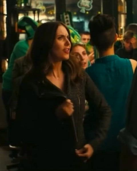 Alison Brie in “How to be Single”