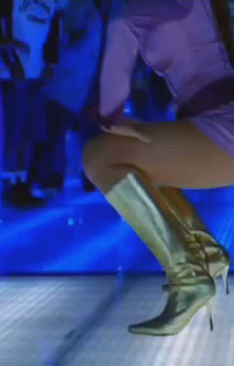 actress ass shaking celebrity high heels legs squat upskirt clip