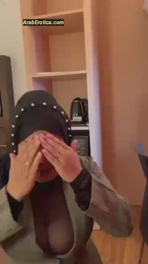 Amateur Arab Hijab Mom in Hotel 😍
