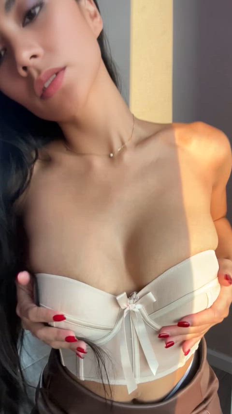 asian cleavage downblouse milf tease tits braless real-tease softcore clip