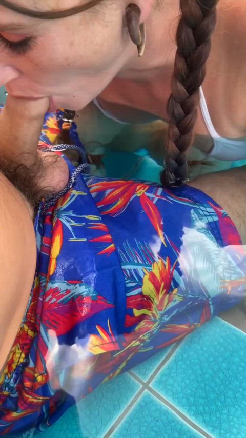 Sneaky blowjob in the swimming pool