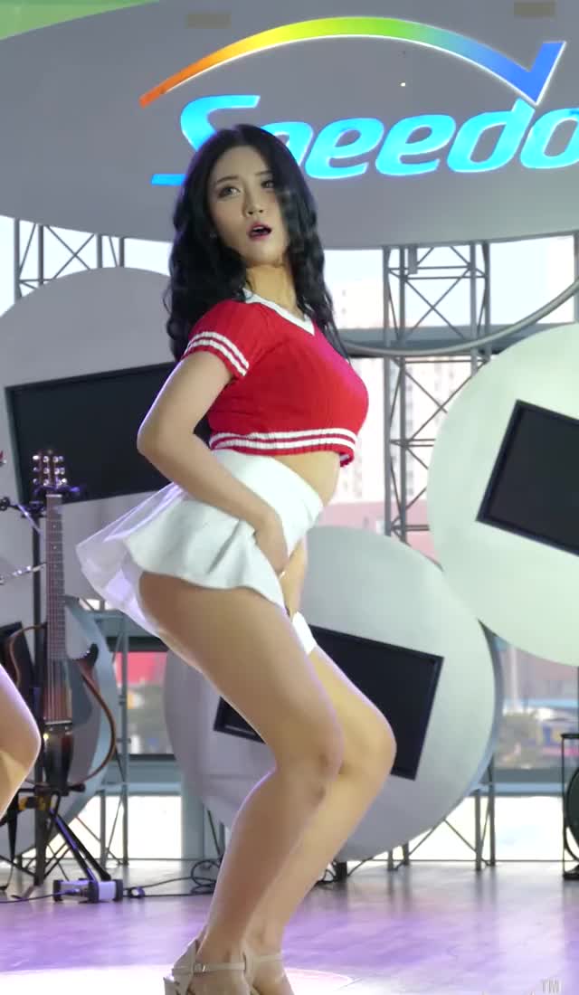Girl Crush Bomi Bending Over for the Crowd