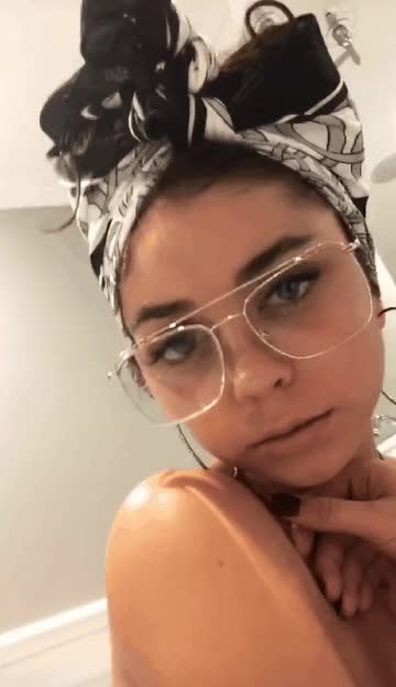 Sarah Hyland out of the bath 20171208 205746
