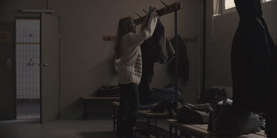Gina Stiebitz - great ass in Dark S01E04
