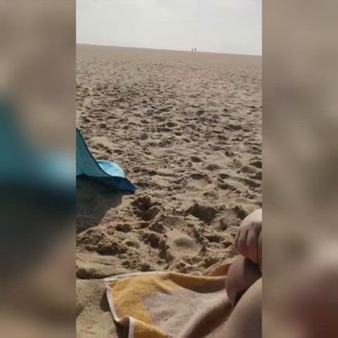 Wanking a sexy cock on the beach=a very wet pussy 😉