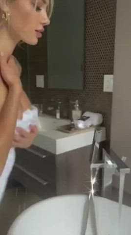 ass bath blonde lips tits clip