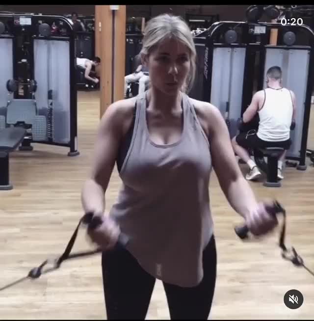 Incredible gym babe