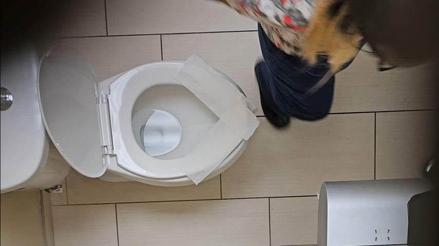 ass big ass pee peeing piss pissing toilet clip