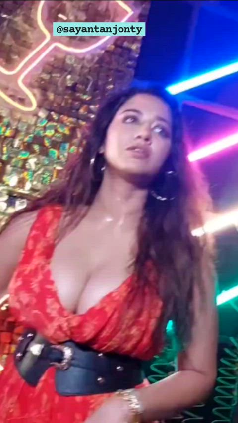 Sohini Sarkar💦 sweaty slllut making media drool with her deep drenched cleavage🍯🍯