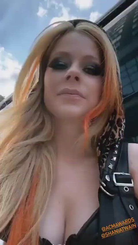 Avril Lavigne Cleavage