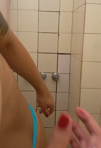 Anyone who wants to fuck me in the shower? 🤤🔥 Link in the comments to see all