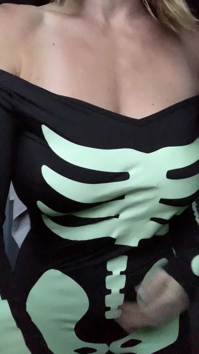 Anyone wanna bone? ? ? Titty Drop