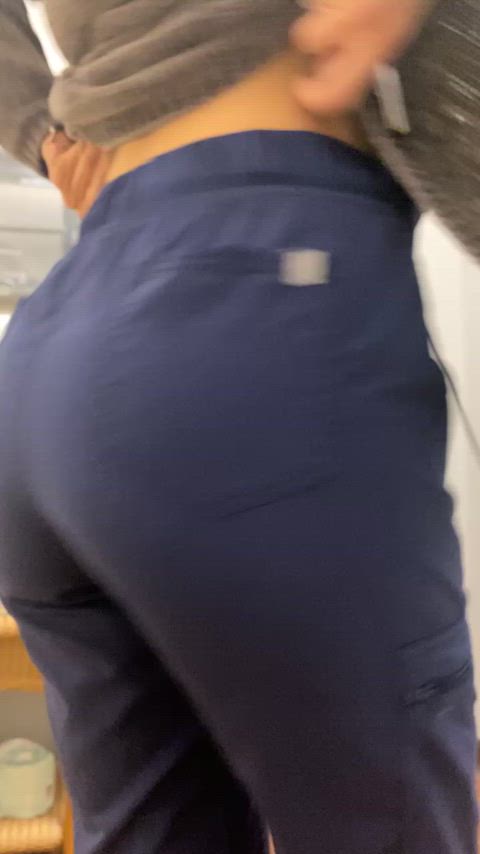 Booty bounce at work 😋