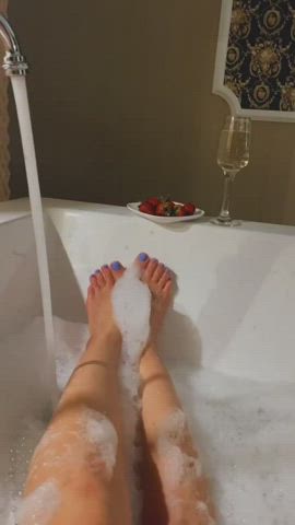 bathtub feet nails clip