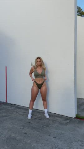 Blonde Model Thick clip