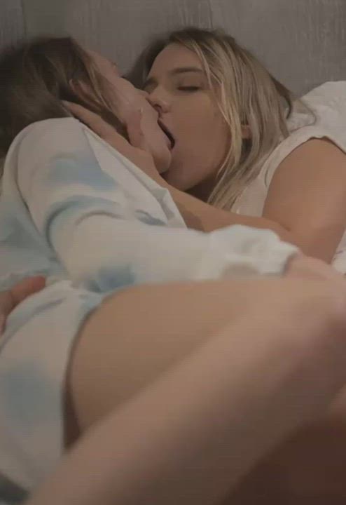 Babes Girlfriends Girls Kissing Lesbians Vertical clip