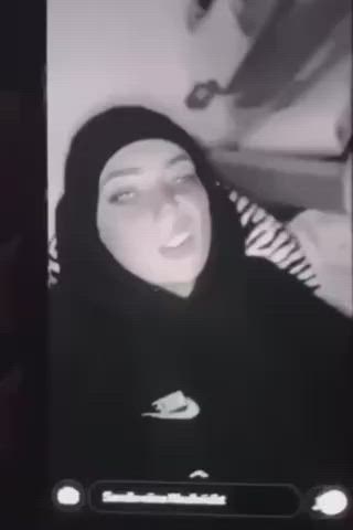 Arab Ass Spread Hijab Muslim Shaking Shaved Pussy clip