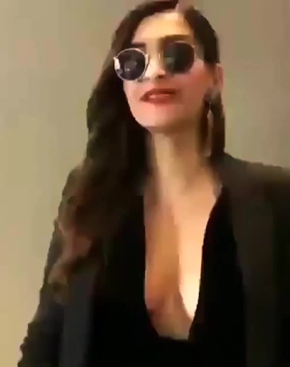 bollywood celebrity cleavage clip