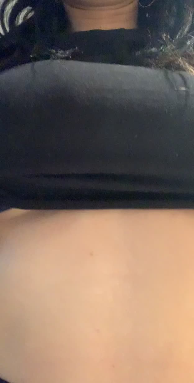 Drop boobies❤️ WANNA LICK THOSE TITIES ? CUM AND TALK TO ME DIRTY ..link in bio