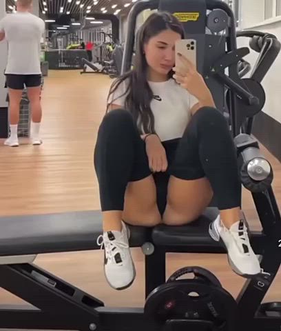 amateur babe brunette cute exhibitionist gym public pussy clip