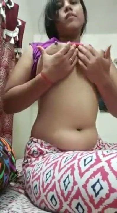 ??Horny desi Bhabhi showing her boobs [must watch] [link in comment]??