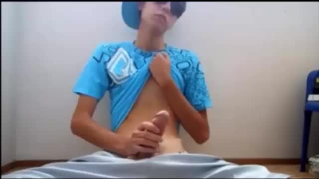 School boy sprays his cum. www.gayboy18.com