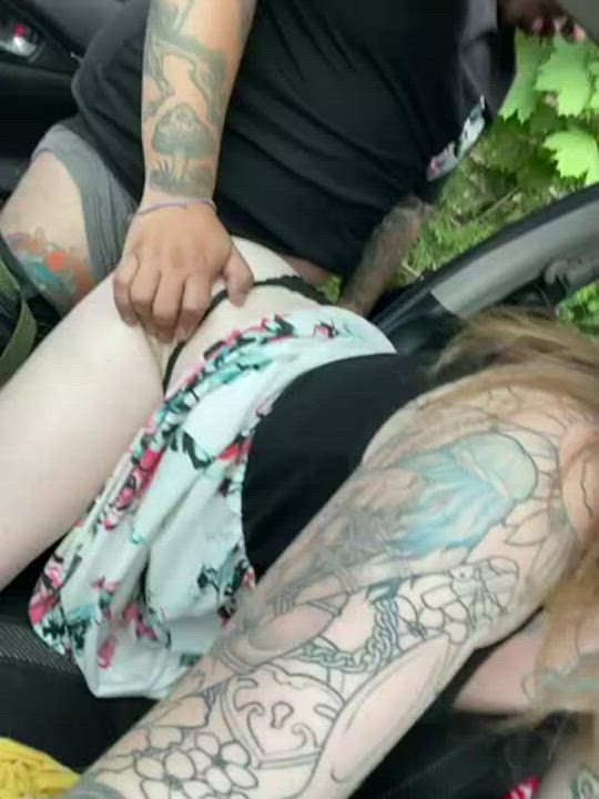 Tattooed chick fucks her boyfriend in the car during the day