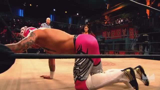 Lucha Underground - Ivelisse takes down all the men!