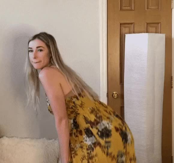 Noelle Foley Twerking in Sexy Dress