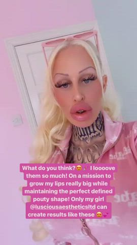 blonde lips selfie clip