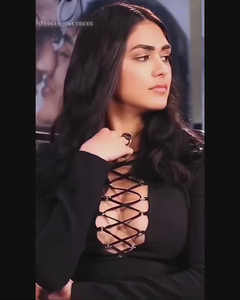 Mrunal successfully drew our attention with an easy move! What a hottie