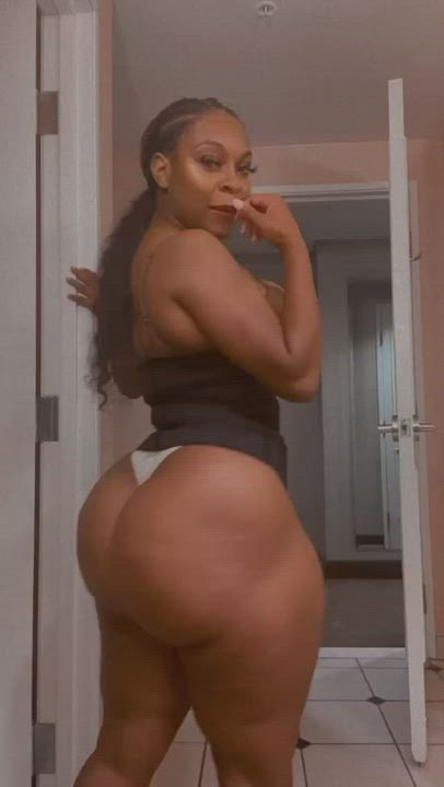 Big ass with the breast to match 😭😍🍑🔥