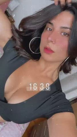 Big Tits Brown Eyes Latina clip