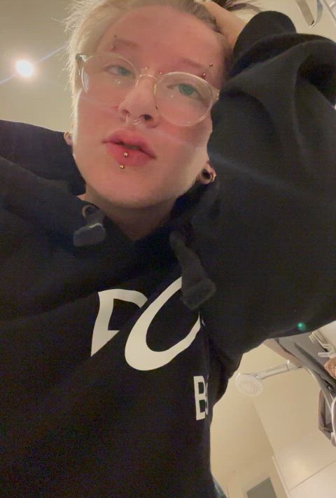 [20] would you let this trans boy sit on your face?