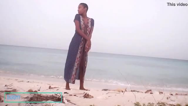 Nahomy pissing on the beach in public