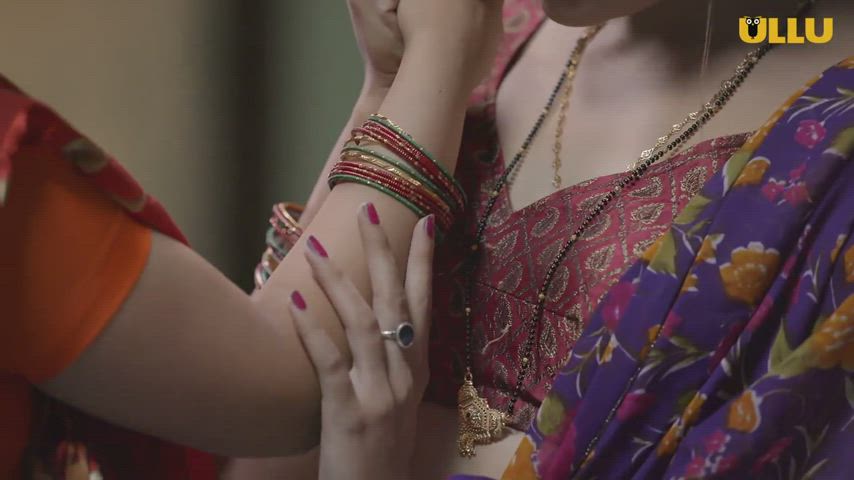 Desi Indian Kissing Lesbian Wife clip