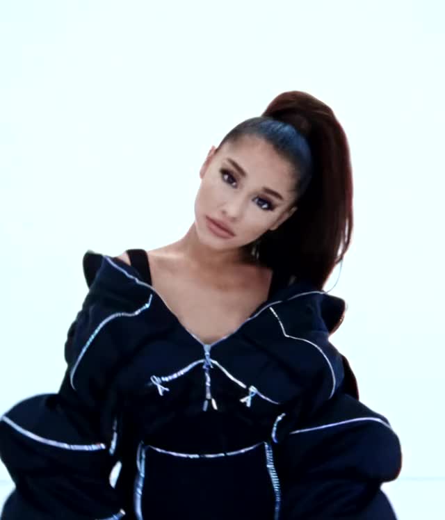 Ariana Grande clip