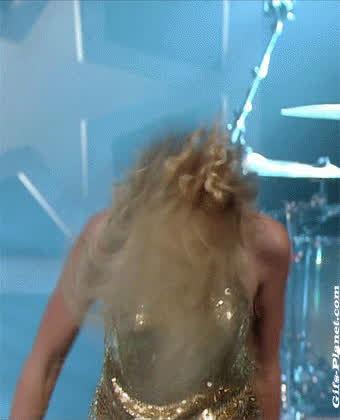 Taylor Swift braless