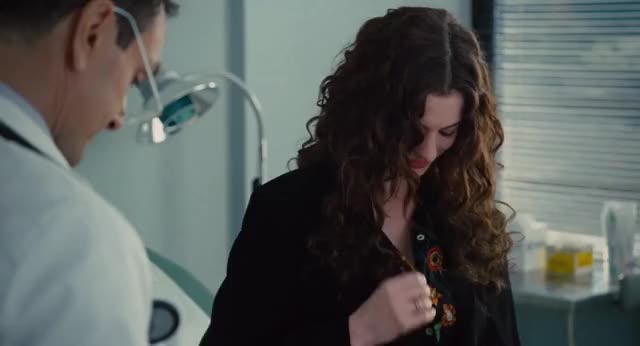Anne Hathaway nude - Love and Other Drugs (2010)