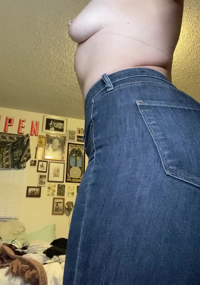 Saturday afternoon seems like the perfect time to show off my ass while going commando
